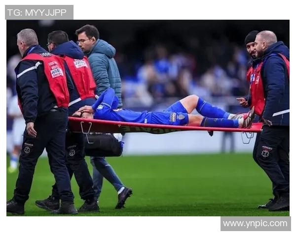 足球巨星赛场突遭意外重伤引发球迷担忧与职业生涯隐忧