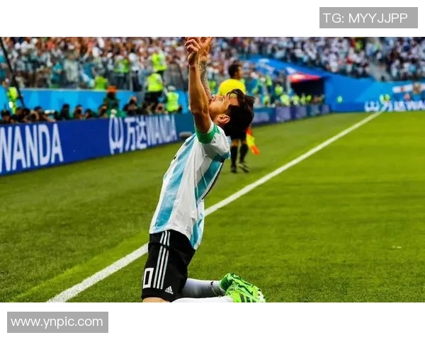 足球明星壁纸精选：感受绿茵场上的激情与荣耀，球王风采尽显眼前