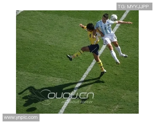 足球球星经典剪刀腿动作解析其力量美学与运动技巧展现